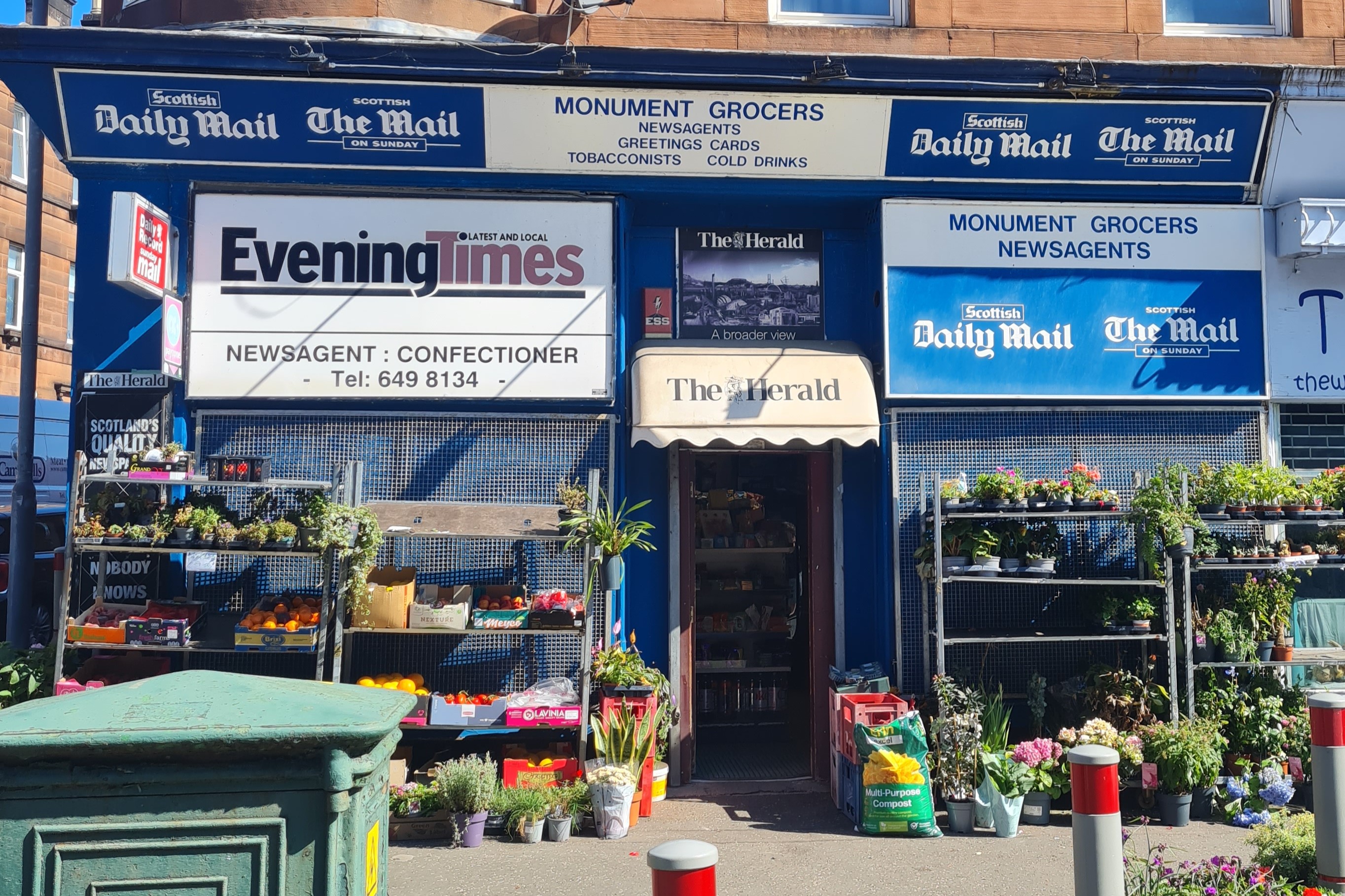 Monument Grocers Outside
